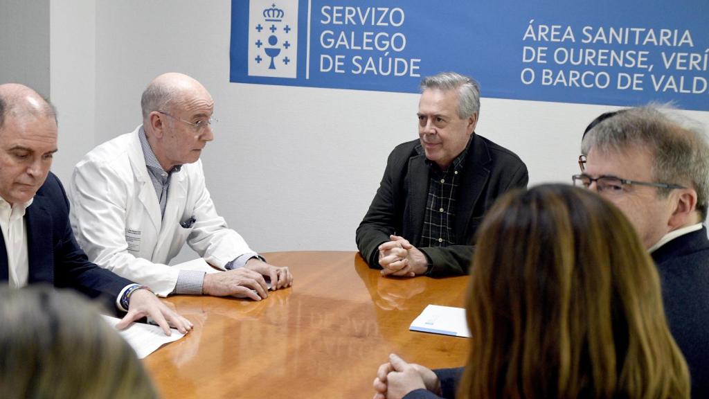 El Conselleiro de Sanidade en una reunión para determinar los traslados del Materno de Ourense