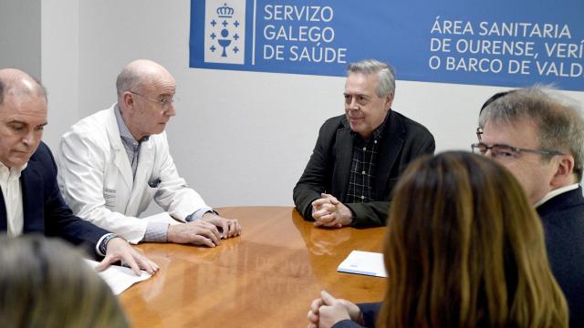 El Conselleiro de Sanidade en una reunión para determinar los traslados del Materno de Ourense