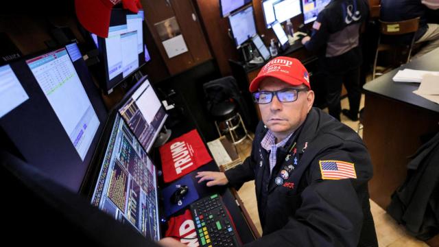 Un trader lleva una gorra en apoyo a Donald Trump en la Bolsa de Nueva York.