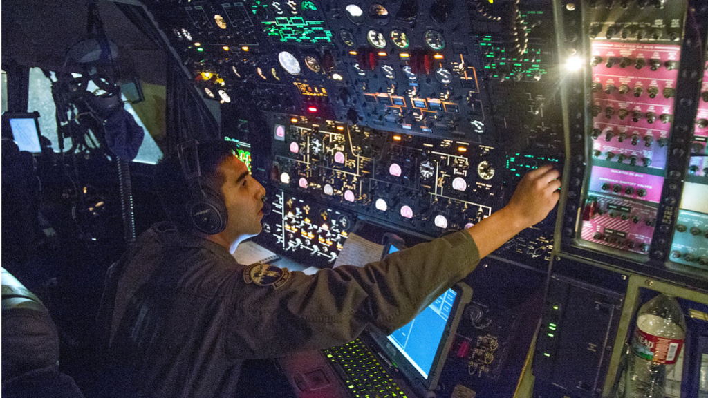 Ingeniero de vuelo, el tercer tripulante de los aviones comerciales que se ha perdido