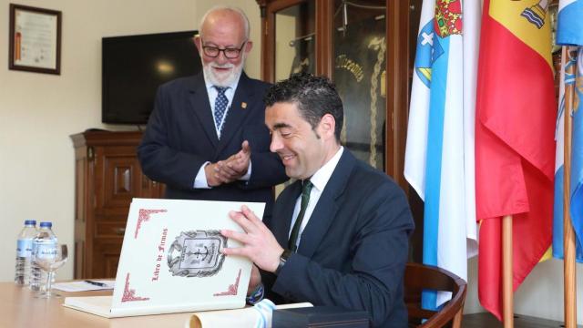 El presidente de la Diputación de Pontevedra, Luis López, recibe el medallón de honor del Gremio de Mareantes de Pontevedra