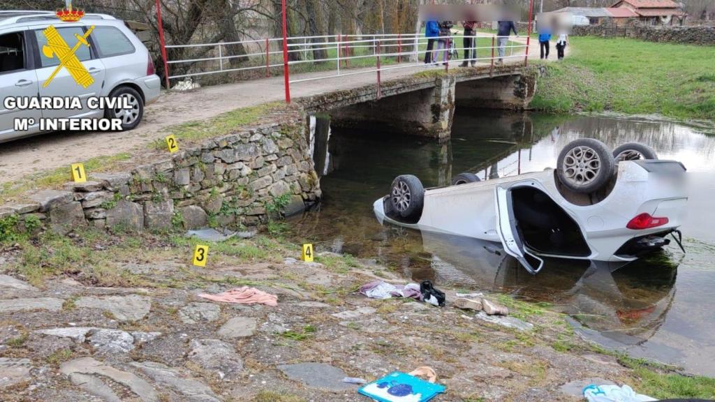 Imagen del coche accidentado en el río Turienzo
