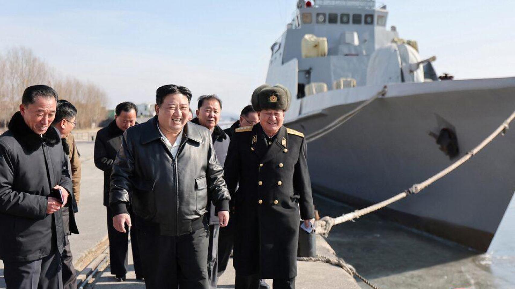 Kim Jong-Un visita un navío de la flota norcoreana, en febrero del año pasado.