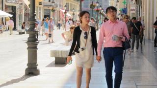 Varios turistas asiáticos pasean por el centro de Málaga.