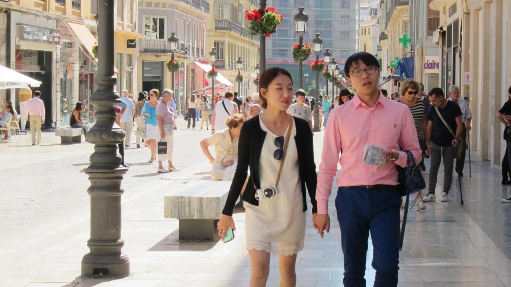 Varios turistas asiáticos pasean por el centro de Málaga.