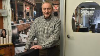 El peluquero Mariano Castaño durante la entrevista con EL ESPAÑOL de Castilla y León en su peluquería de Valladolid