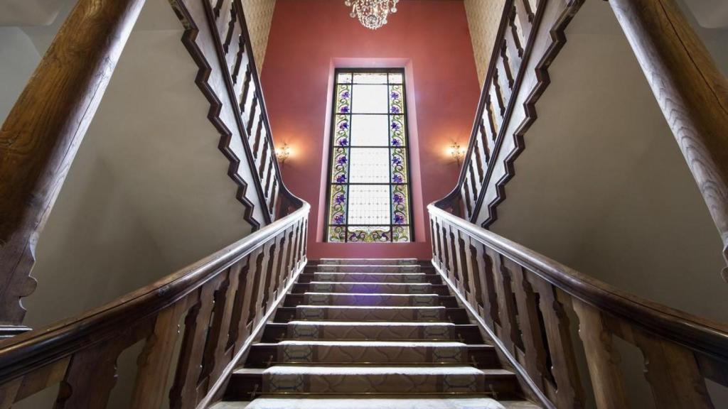 La imponente escalera del Parador de Limpias es un claro ejemplo modernista.