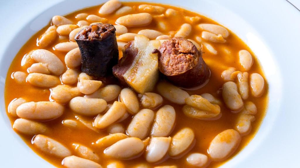 La fabada asturiana del Parador de Gijón, perfecta para cargar pilas durante tu ruta modernista.