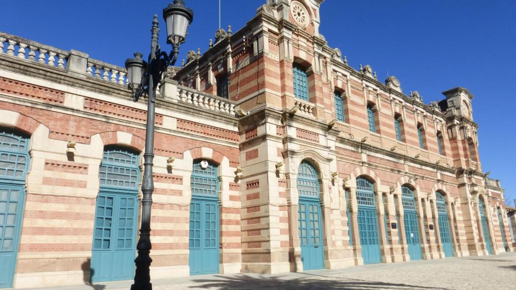 La Estación de Linarejos o Estación de Madrid simula la forma de un vagón invertido. Actualmente alberga el Salón de Plenos del ayuntamiento.