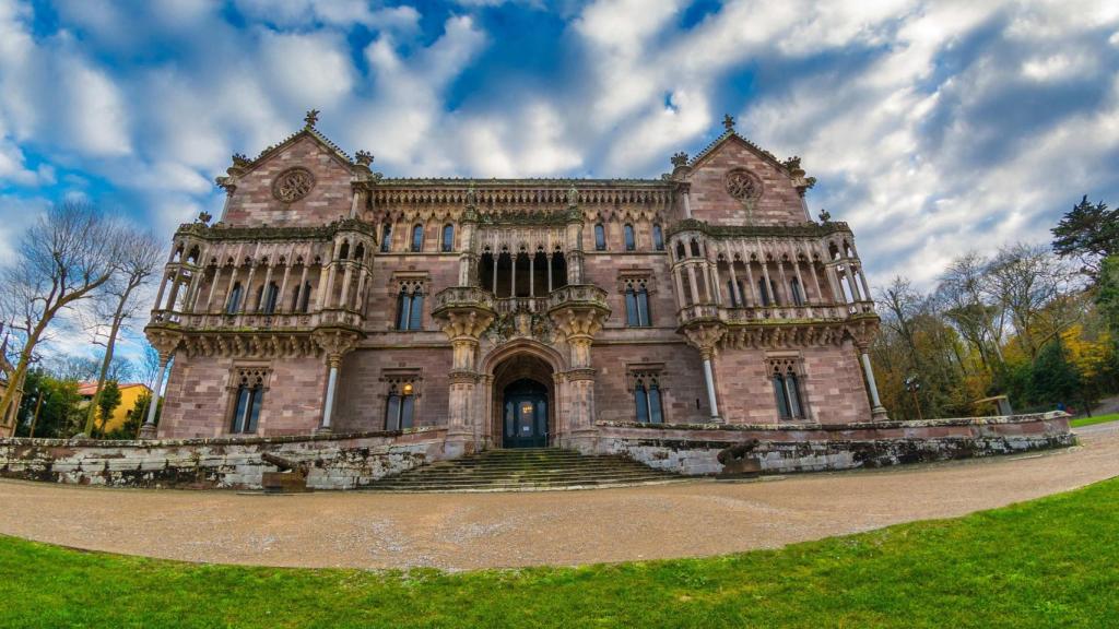 El Palacio de Sobrellano es obra del arquitecto Doménech i Montaner.