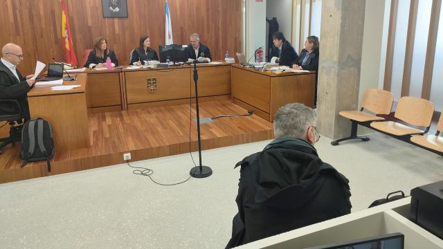 Juicio a un entrenador de fútbol femenino acusado de supuestos abusos sexuales a una jugadora menor de edad