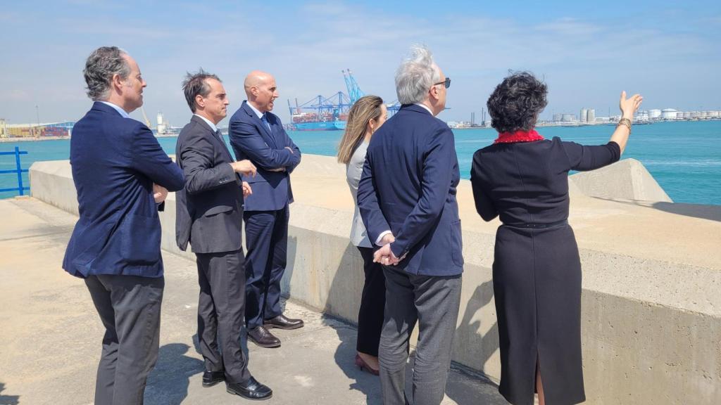 El consejero aragonés Octavio López y su equipo, en el Puerto de Valencia