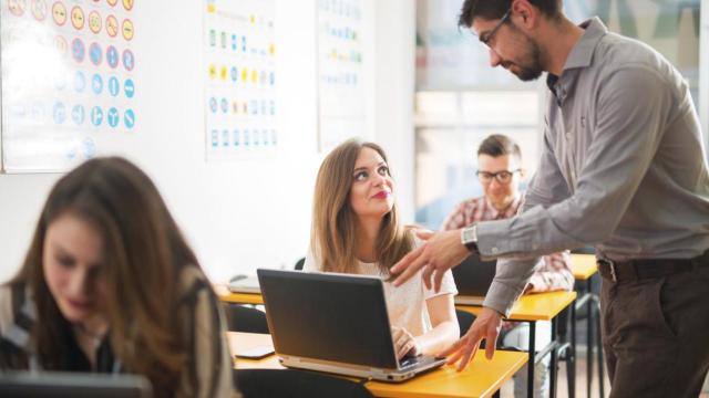 Profesor de autoescuela dando clase.
