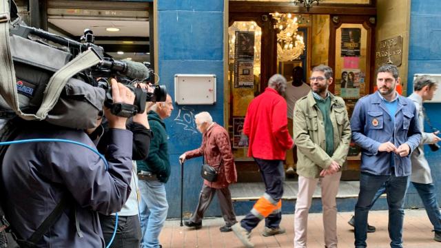 Armando Martínez y Alejandro Nolasco, este miércoles frente al Hotel París de Zaragoza.