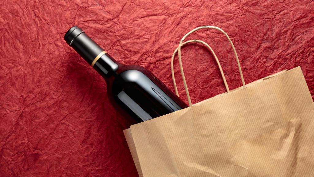 Una bolsa de papel con una botella de vino.