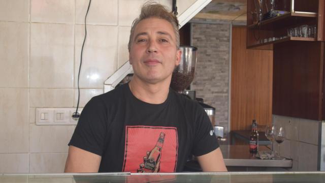 El hostelero Miguel Trejo detrás de la barra de la Bodega Paco, en el barrio vallisoletano de Las Delicias, durante la entrevista con EL ESPAÑOL de Castilla y León