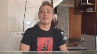 El hostelero Miguel Trejo detrás de la barra de la Bodega Paco, en el barrio vallisoletano de Las Delicias, durante la entrevista con EL ESPAÑOL de Castilla y León