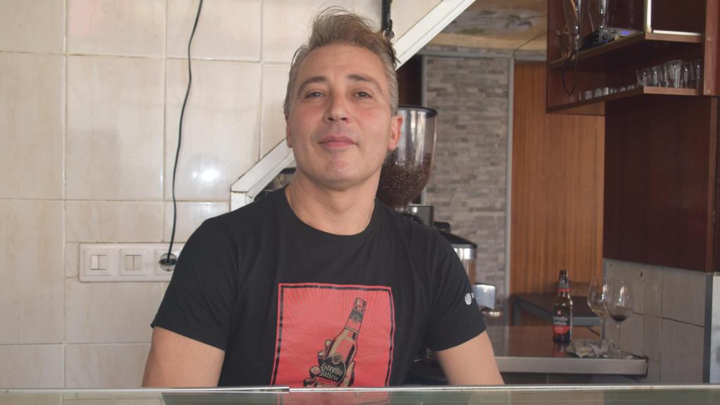 El hostelero Miguel Trejo detrás de la barra de la Bodega Paco, en el barrio vallisoletano de Las Delicias, durante la entrevista con EL ESPAÑOL de Castilla y León