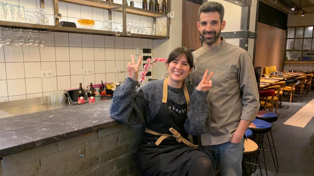 Leo Cabanillas y Marta García en Okashi, su restaurante en Lavapiés.