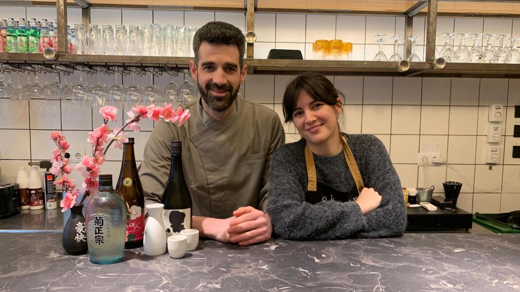 Leo Cabanillas y Marta García junto con su selección de sakes en la barra de Okashi Lavapiés.
