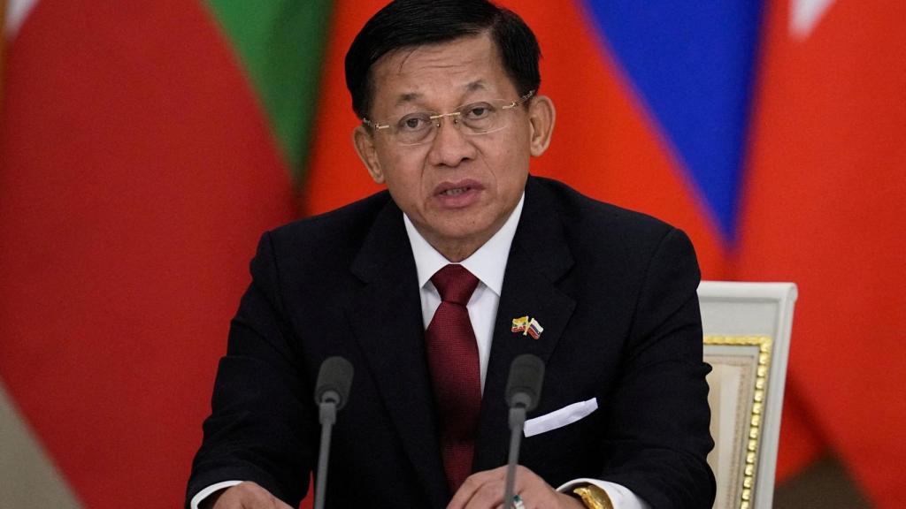 El jefe militar de Birmania, el general en jefe Min Aung Hlaing, asiste a una rueda de prensa tras las conversaciones con el presidente de Rusia, Vladímir Putin, en Moscú, Rusia, el 4 de marzo de 2025.