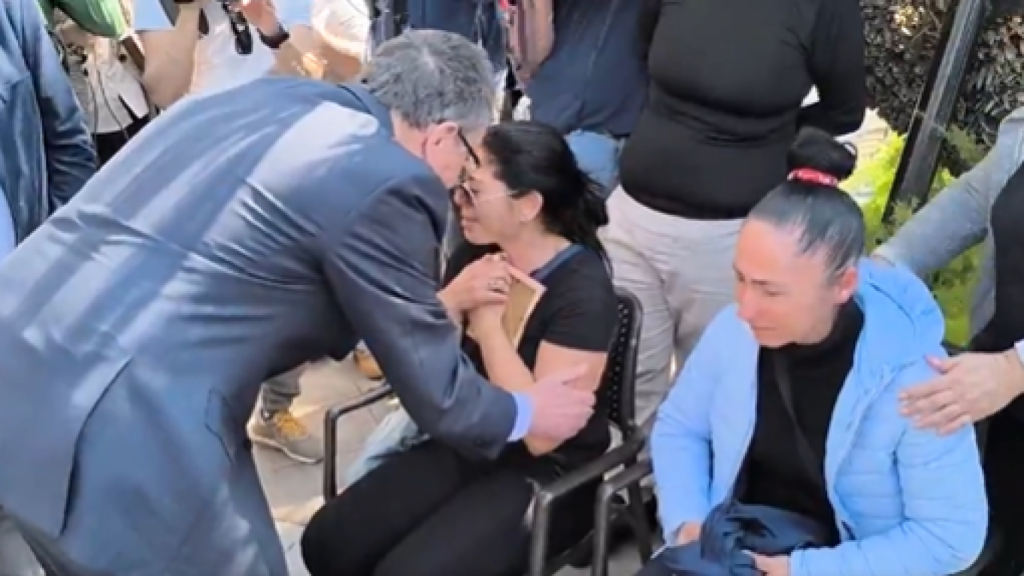 El alcalde de Murcia, José Ballesta (1i), este miércoles, dando el pésame a Ramona (c), madre adoptiva de la difunta Nadia, durante el minuto de silencio, al que también ha asistido la madre biológica de la menor, Isabel (1d).