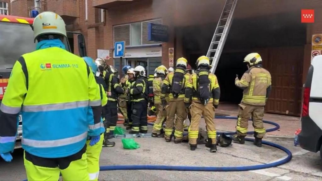 Varios bomberos de Alcorcón frente al garaje donde se ha producido el incendio.