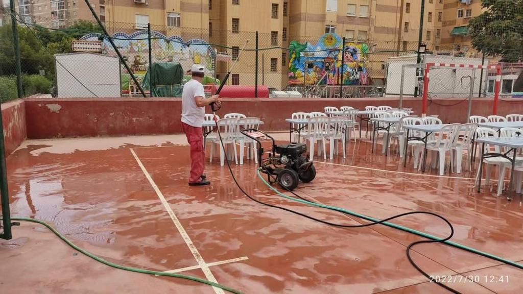 Petro trabajando en la urbanización.