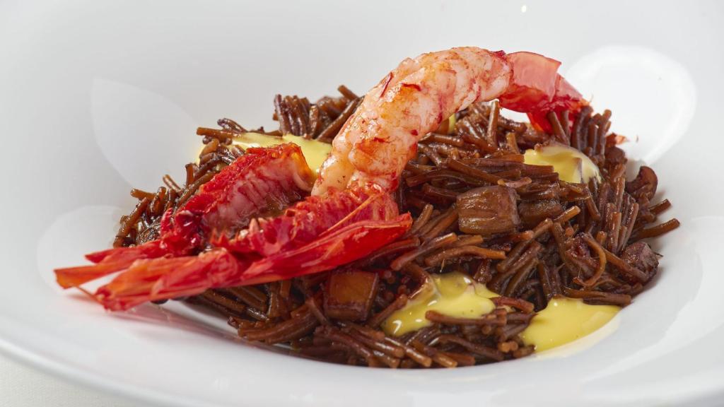 Fideuá de calamar y carabinero con all-i-oli de cúrcuma y pimienta.