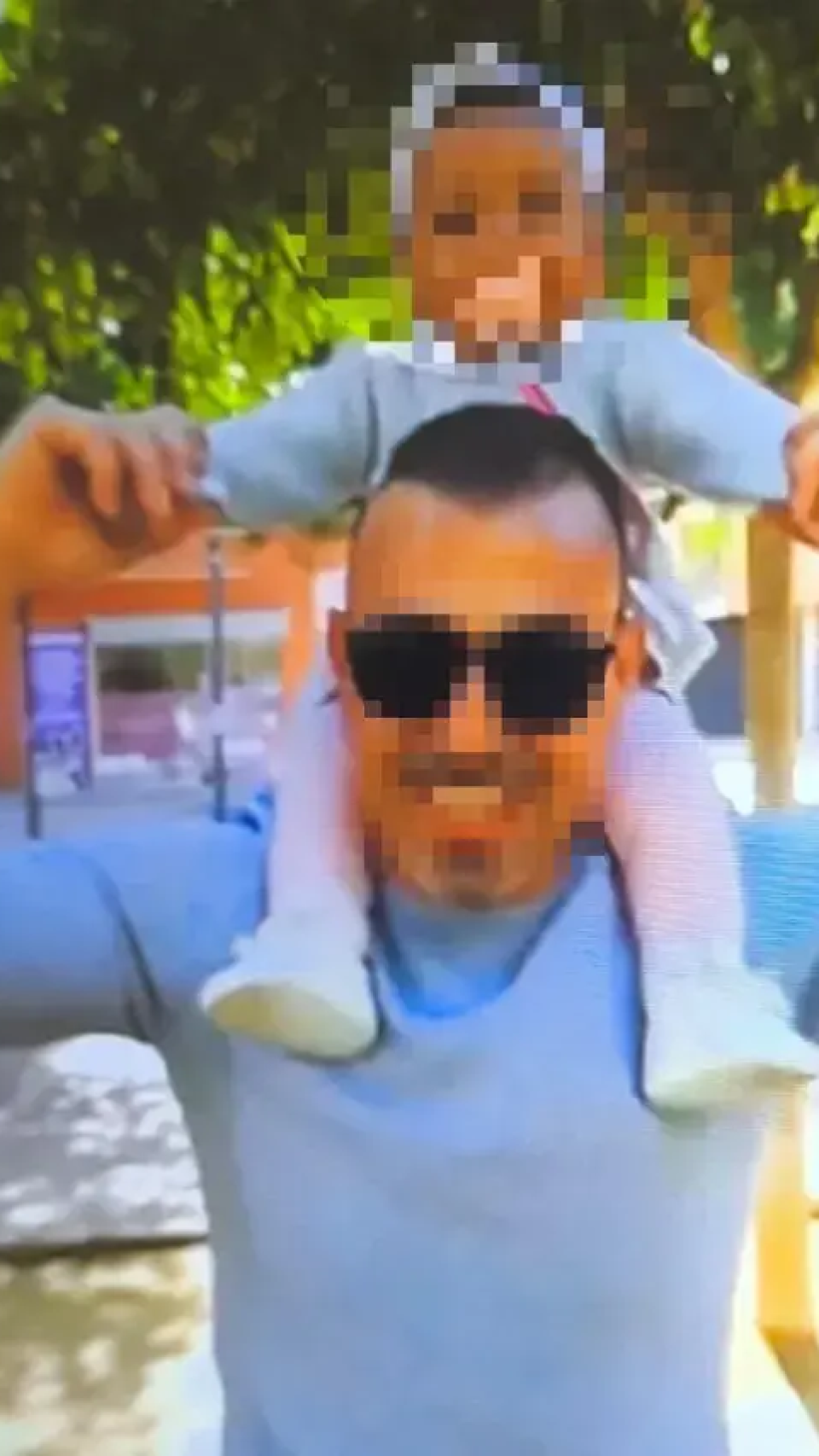 Suso, sonriente, con la pequeña Nadia en brazos.