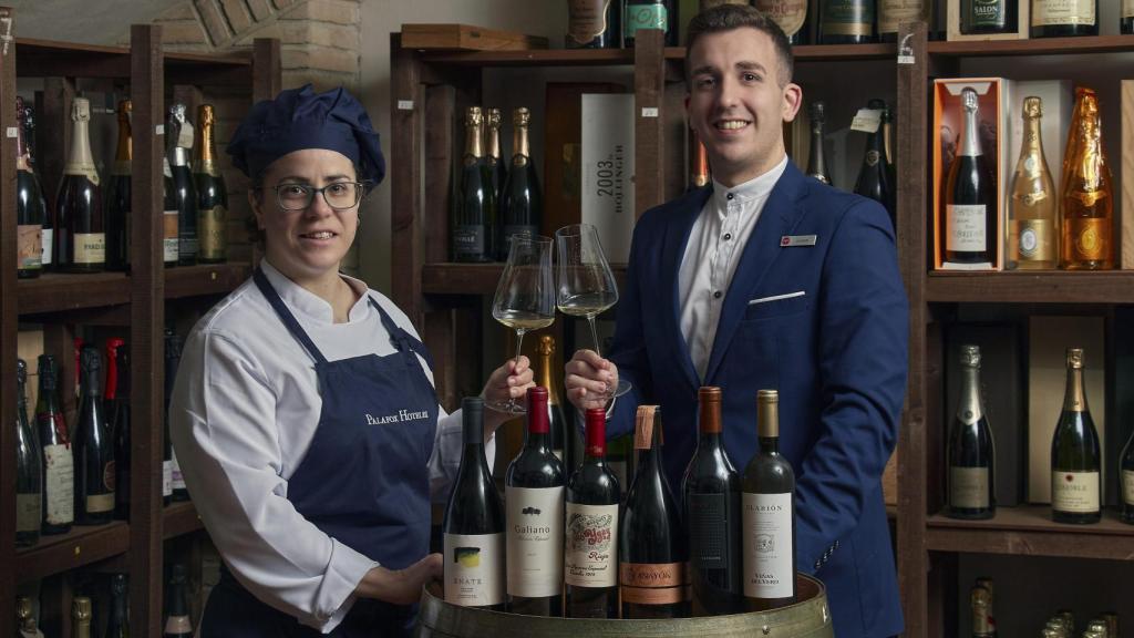 Noelia y Javier en la bodega del restaurante.