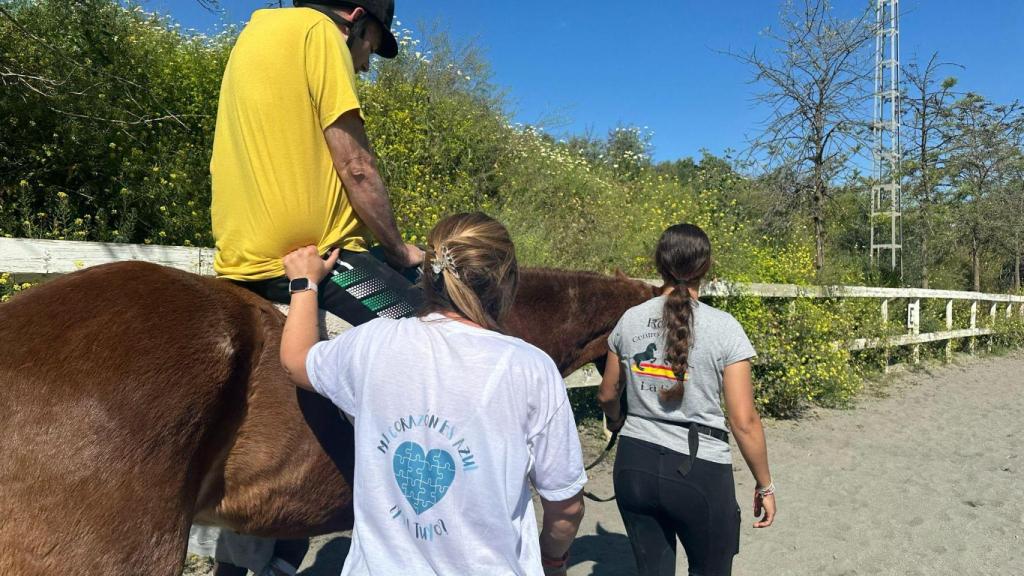 Persona con diversidad funcional practicando equinoterapia