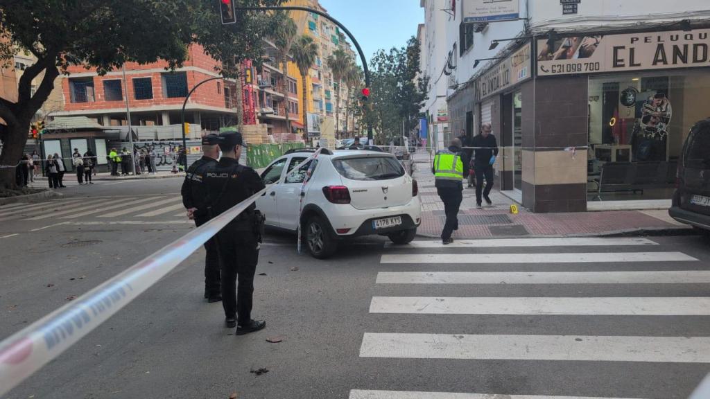 Coche blanco en el que habría huido el presunto pistolero.