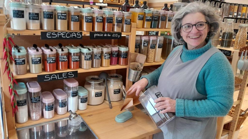 Adela en su tienda De Ida y Vuelta.