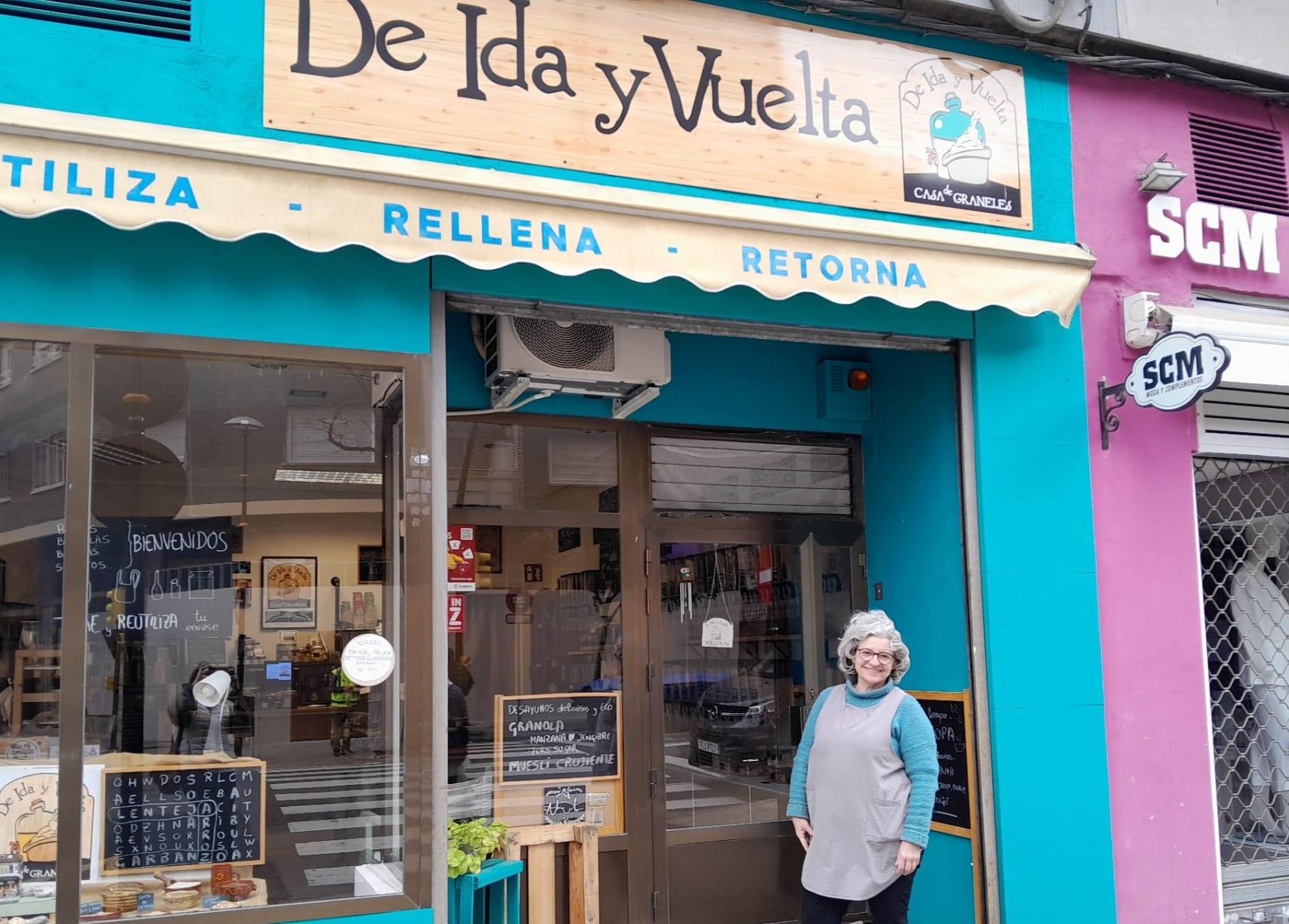 Adela en su tienda De Ida y Vuelta.