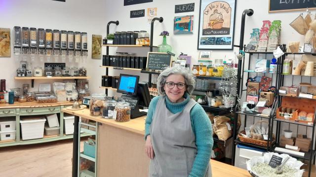 Adela en su tienda De Ida y Vuelta.