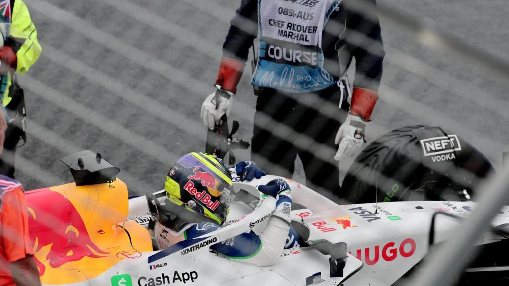 Isack Hadjar saliendo del coche tras su accidente en el GP de Australia