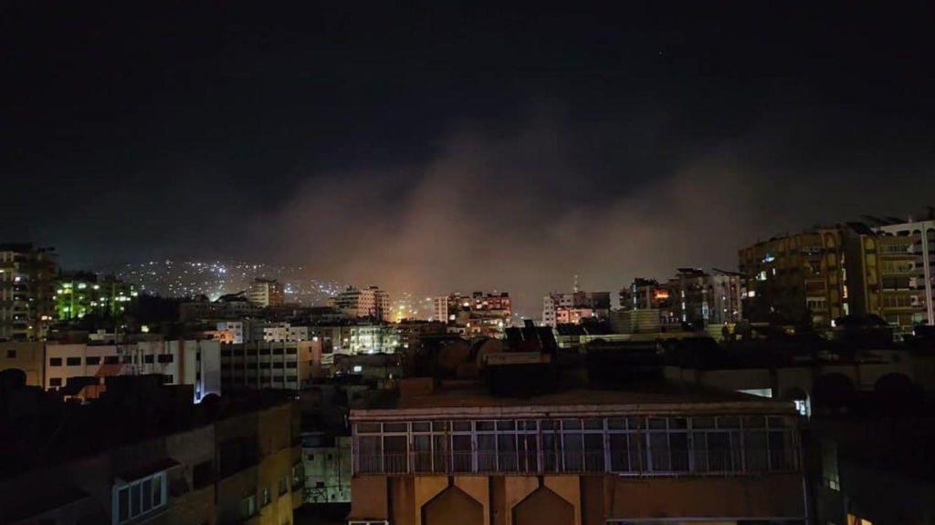 Columnas de humo se elevan este miércoles sobre Damasco tras un ataque israelí.