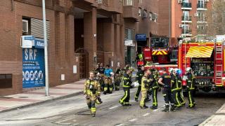 Los bomberos se consuelan entre ellos tras la muerte de dos compañeros en Alcorcón.