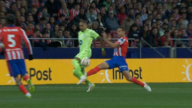 Momento de la entrada de Azpilicueta a Raphinha.