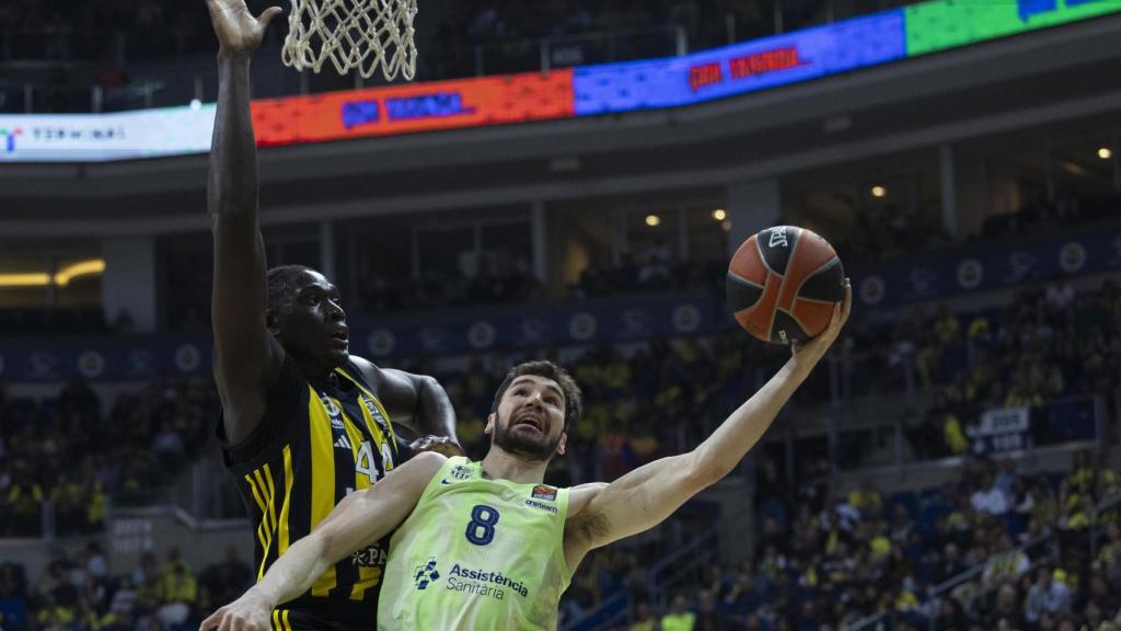 Darío Brizuela, en acción con el Barça de basket.