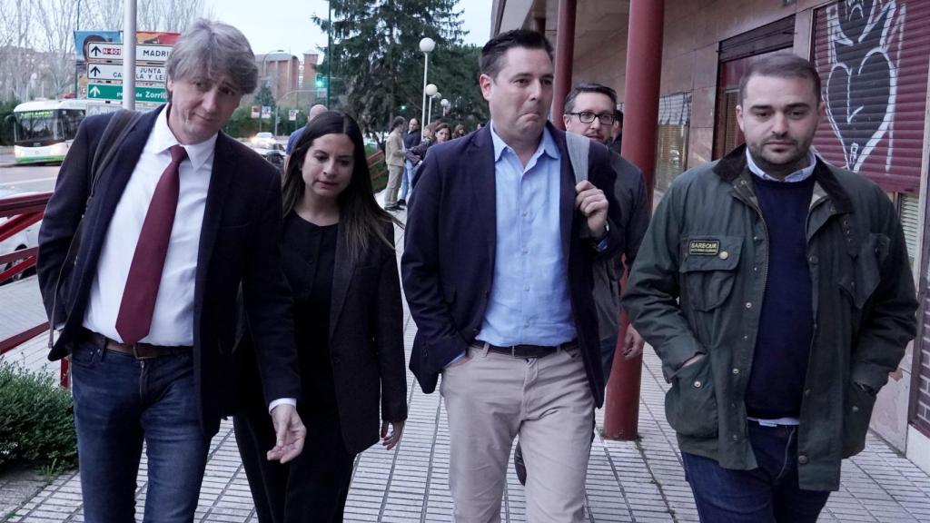 El secretario general del PSOE de Castilla y León, Carlos Martínez, junto a la vicesecretaria Nuria Rubio y el secretario de Organización, Daniel de la Rosa, tras presidir el Plenario de la Comisión Ejecutiva Autonómica de la formación socialista en la Comunidad