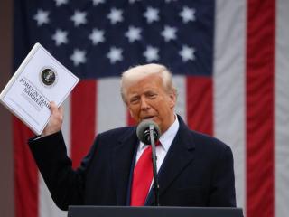 El presidente de Estados Unidos, Donald Trump, pronuncia un discurso sobre los aranceles en el Jardín de las Rosas de la Casa Blanca en Washington.