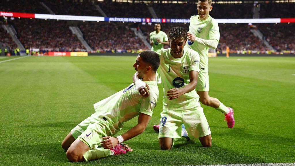 Los jugadores del Barcelona celebran el gol de Ferran Torres.