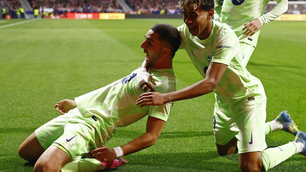 Ferran Torres celebra con Lamine Yamal su gol al Atlético de Madrid