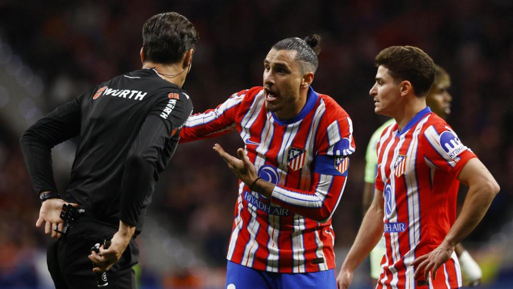 Giménez y Julián Álvarez protestan a Munuera Montero.