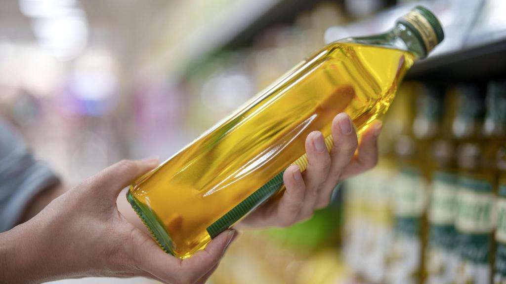 Una botella de aceite.