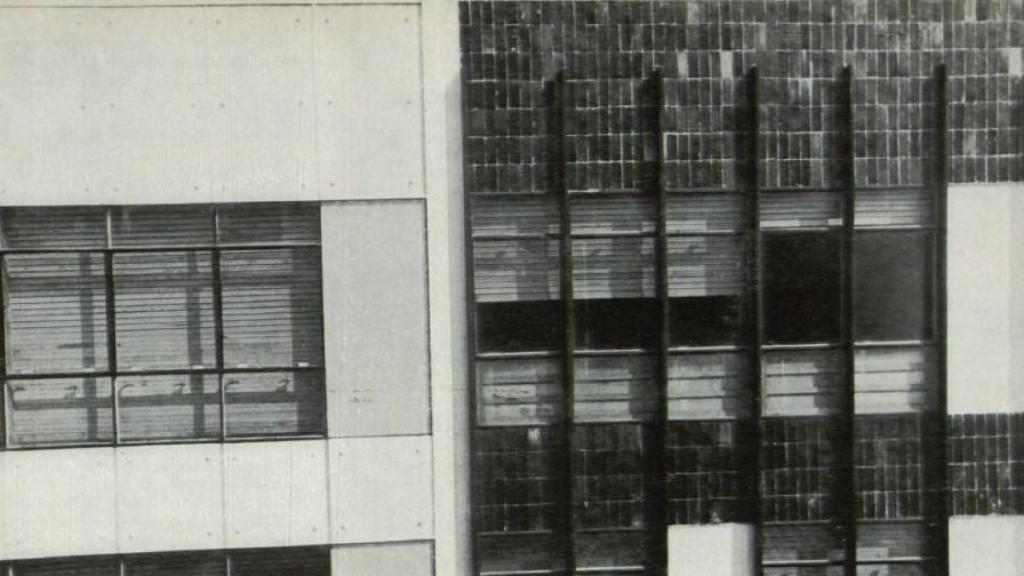 Plantas y fachada original publicadas en la revista Arquitectura 117 y foto actual (Nuria Prieto)