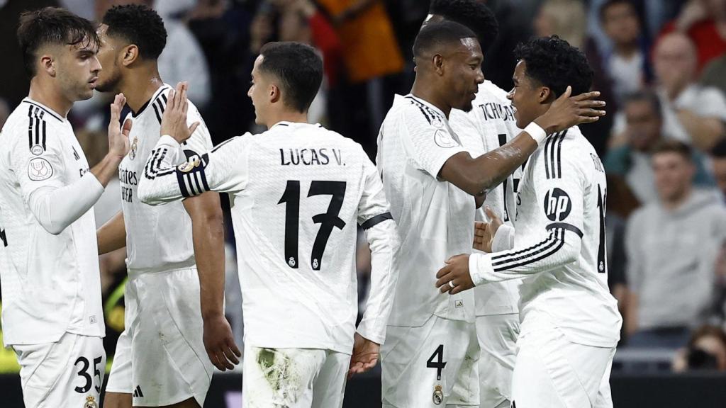 Los jugadores del Real Madrid celebran un gol ante la Real Sociedad.