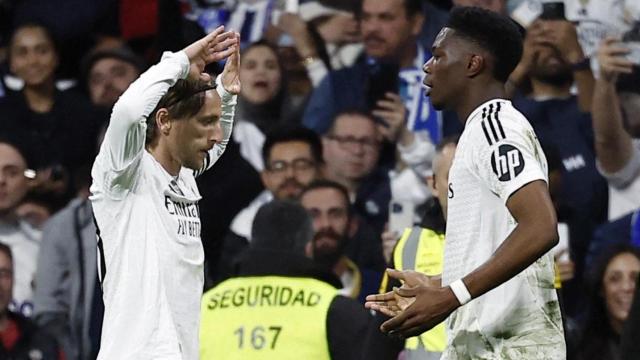 Modric y Tchouaméni celebran el gol del francés.